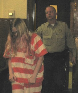 Leatha Slauson enters the courtroom for a hearing 11/10/14 (Ric Hanson/photo)