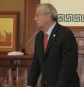 Gov. Terry Branstad speaks at an Atlantic Town Hall 1020-15. Ric Hanson photo