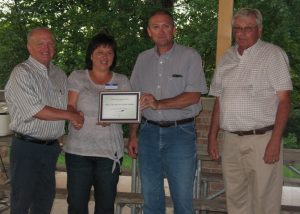 Christie and Kelly Cunningham (Center).