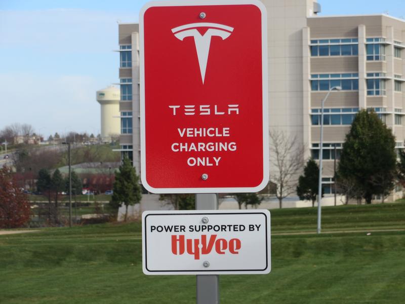 teslachargingstationatwestdesmoineshyvee « KJAN Radio