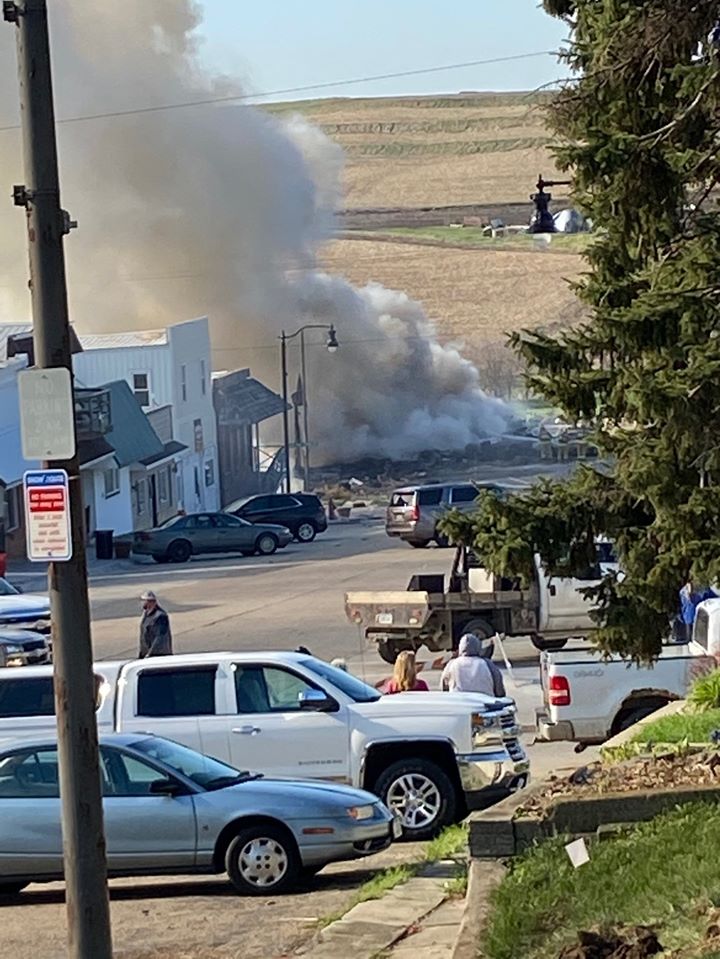 (UPDATE) 2 injured in explosion and fire at a gas station in Earling