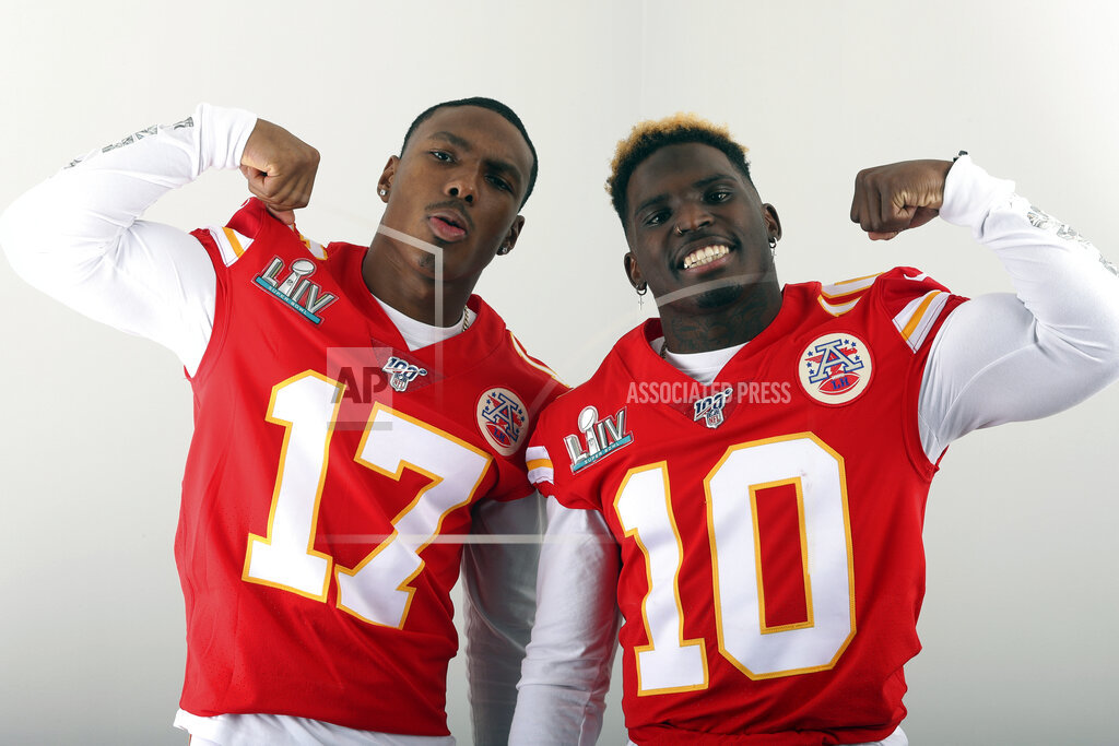 Chiefs wide receivers showcase speed during indoor race « KJAN Radio